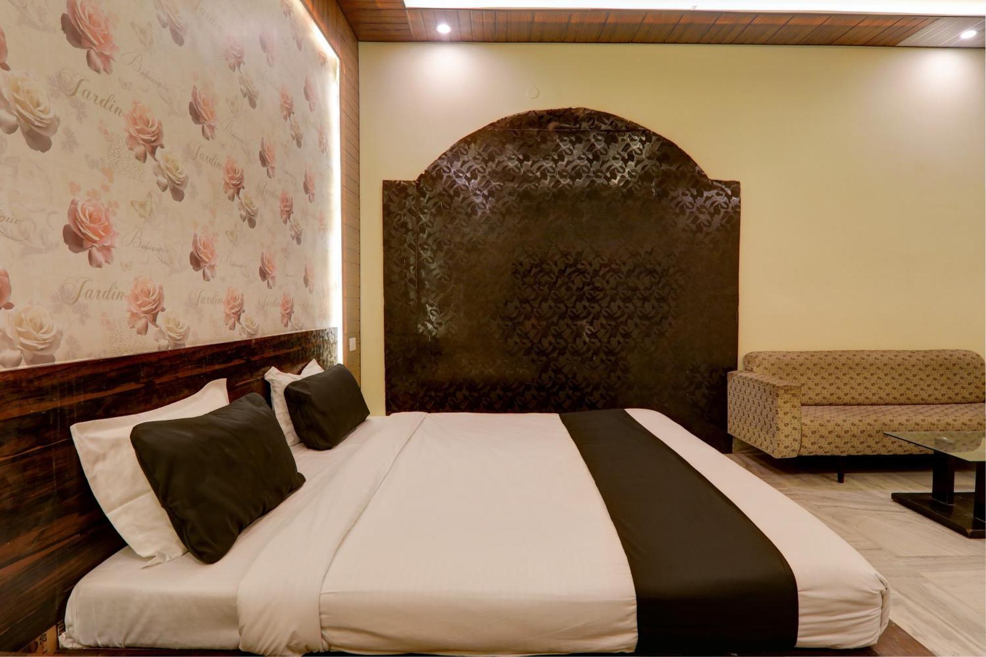 Hotel O Flagship Adbhut Moment Hotel Varanasi Exterior foto